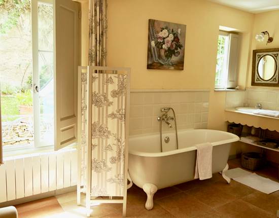 Chambre Acanthe avec baignoire aux chambres d'hôtes la Rougeanne près de Carcassonne dans l'Aude