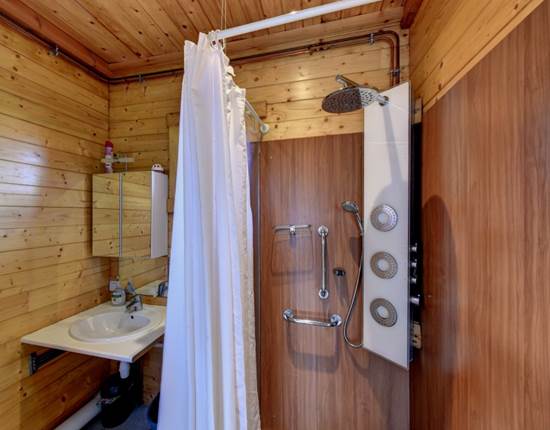 Salle d'eau du chalet Salers aux gîtes Bon Air à Saint Flour en Auvergne