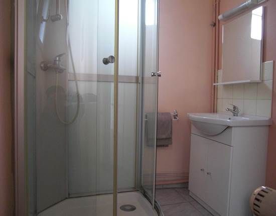 Salle de bain commune, chambre double économique