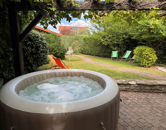 Le jacuzzi 4 personnes et le jardin clos et arboré