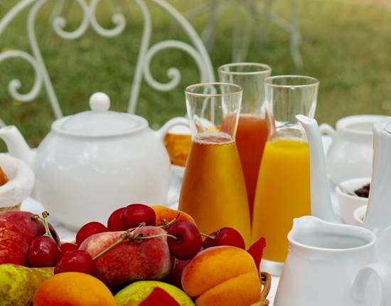 petit déjeuner continental aux chambres d'hôtes la Rougeanne près de Carcassonne dans l'Aude