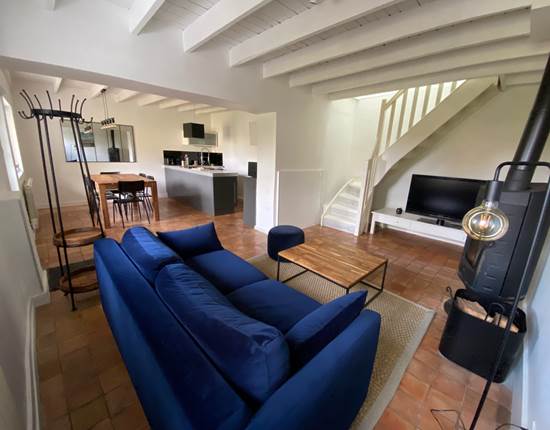 La petite maison proche de Lyon avec salon, TV (35 chaînes) et poêle à bois