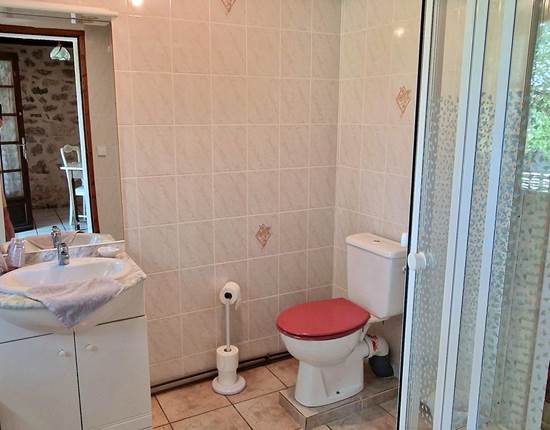 Salle d'eau dans la chambre