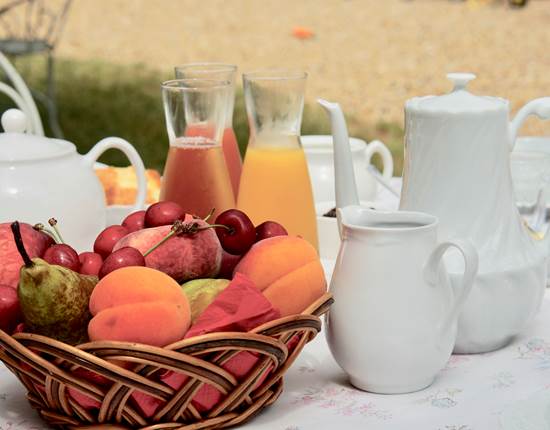 Petit déjeuner continental aux chambres d'hôtes la Rougeanne près de Carcassonne dans l'Aude
