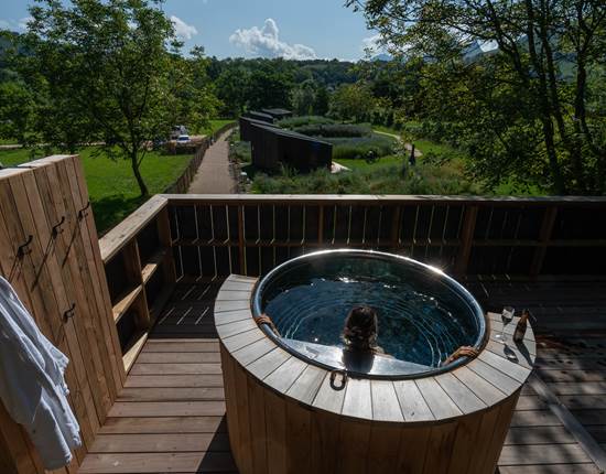 Détente dans le bain nordique