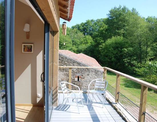 le salon ouvre sur un grand balcon par une large baie vitrée