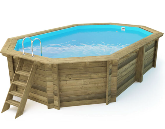 Piscine en bois de forme octogonale allongée (4,86m x 3,36m x 1,20m) Installée en avril 2026 sur une zone dédiée et clôturée (sécurisée), d’environ 80 m2 Piscine de rafraichissement, détente, et loisir avec son espace solarium et le mobilier adapté