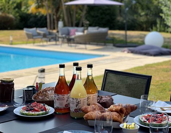 terrasse petit déjeuner face piscine