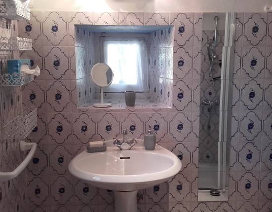 salle de douche de la chambre parentale Gîte INYAQAB Dordogne Périgord