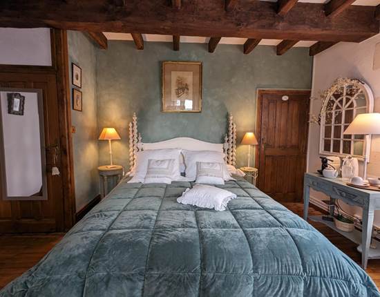 Moulin-Rouhaud-Chambre-la-Tour-lit-queen-size