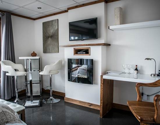 coin, bureau de travail, foyer et bar dans la chambre