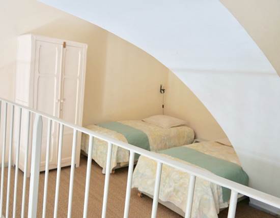 Les lits pour les enfants sur la mezzanine dans la chambre d'hôtes Verveine à la Rougeanne à Carcassonne, Canal du Midi en Pays Cathare