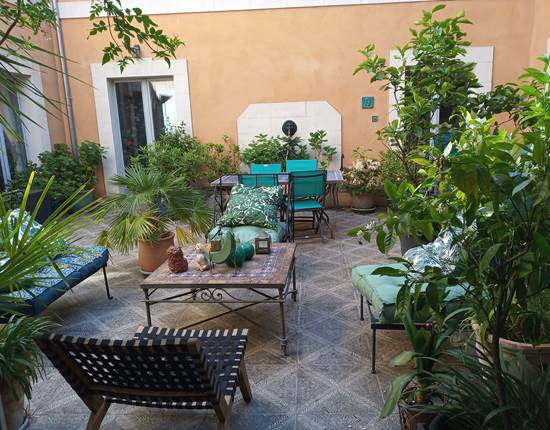 vue de la chambre sur le patio