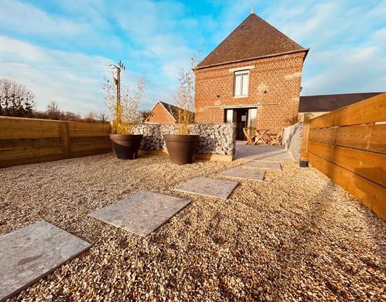 Vue de l'entrée, terrasse privée