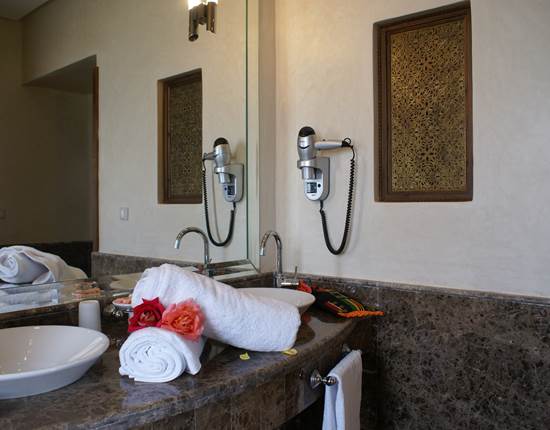 Salle de bain de la chambre Ebene de la Kasbah Aalma d'Or à Marrakech