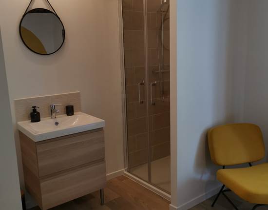 Le coin salle de bain, ouvert sur la chambre