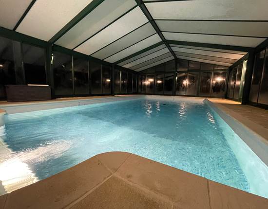 Grande piscine éclairée le soir
