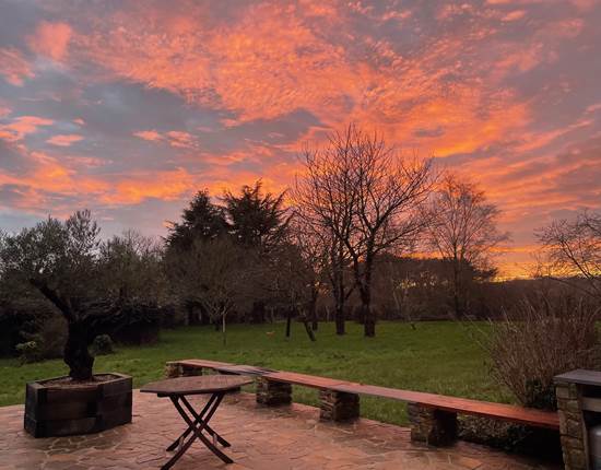 Terrasse et parc au coucher du soleil en hiver