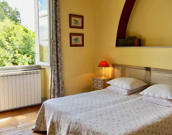chambre familiale tomette avec lits enfants en mezzanine aux chambres d'hôtes la Rougeanne près de Carcassonne dans l'Aude