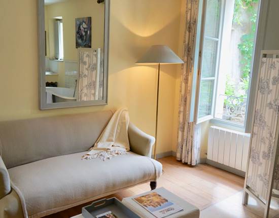 Chambre Acanthe avec coin salon aux chambres d'hôtes la Rougeanne près de Carcassonne dans l'Aude