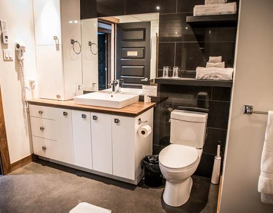 salle de bain privée avec beaucoup d'espace