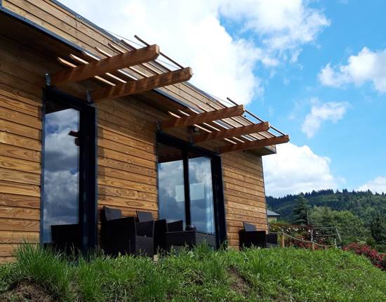 Hameau les 3 châtaignes ; chalet village vue terrasse