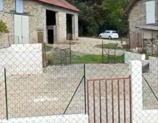 Zone clôturée (sécurisée), d’environ 80 m2, dédiée à la piscine avec solarium et mobilier adapté