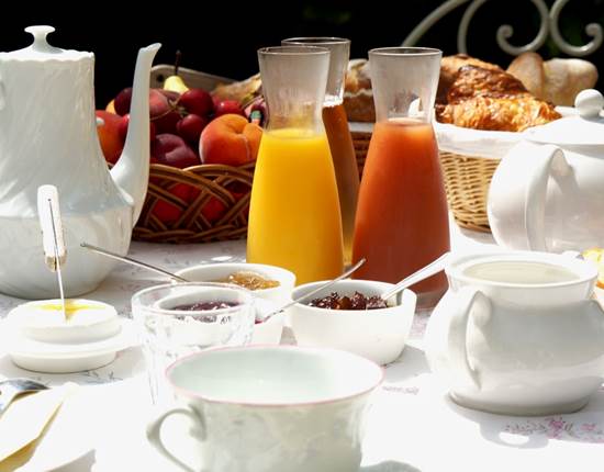 Petit déjeuner compris pour une nuit dans la chambre d'hôtes Verveine à la Rougeanne à Carcassonne, Canal du Midi en Pays Cathare