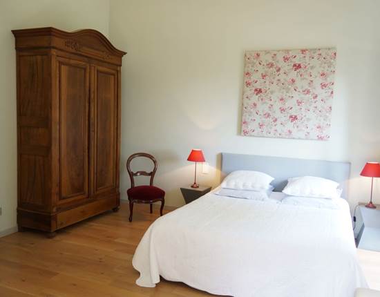 Lit queen size grande chambre pour couple aux chambres d'hôtes la Rougeanne près de Carcassonne dans l'Aude