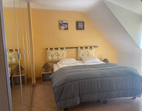 Chambre 3, lit KIng size et grande armoire