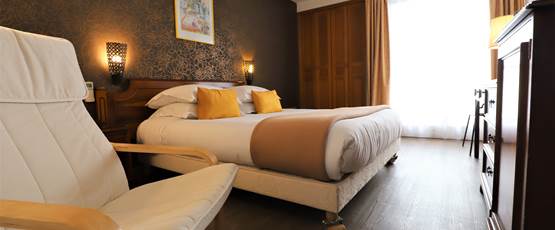 Spacieuse chambre double avec petit balcon (lit queensize 160cm)