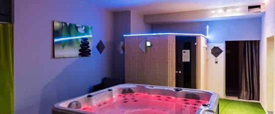 Sauna et spa en rez de jardin du château depuis les chambres par l'ascenseur