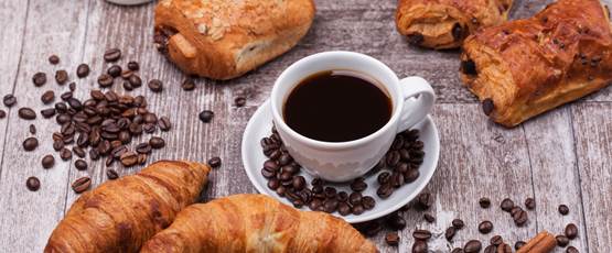 petit-dejeuner-coissants-frais-du-cafe-du-lait-table-bois-rustique-croissant-dore
