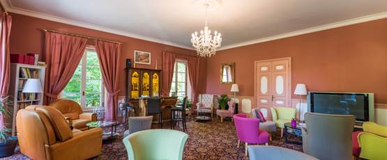 Salon bar bibliothèque au château