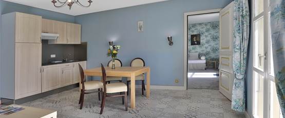 Gîte Junior Suite Gentilhommière 24 - 25 cuisine séjour et canapé-lit 2 couchages - balcon vue parc