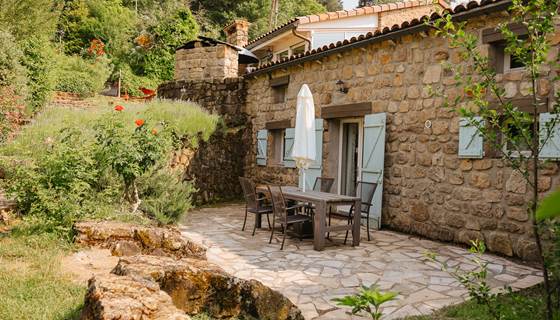 Terrasse avec table et chaises