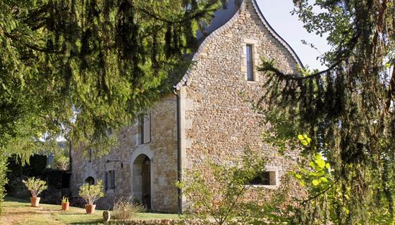Le gîte côté donjon, arrivée par votre entrée privative.