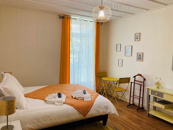 La chambre avec sa sortie sur jardin