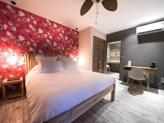 <img src="chemin-de-l-image.jpg" alt="Lit confortable dans la suite Mayero de l'hôtel de charme La Maison de Clémentine à Fort-de-France, Martinique" />