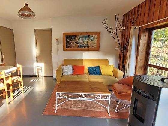 salon-chalet-miel-poele-2