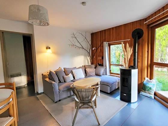 salon-chalet-chataigne-poele-1