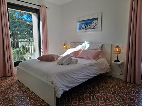 Chambre Pastelle des Gîtes de Monte Blanco près de Pézenas – lit double et décoration douce