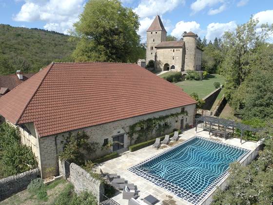 GiteChateauMedievalMarignaJuraPiscineTennisHautdeGamme-piscine