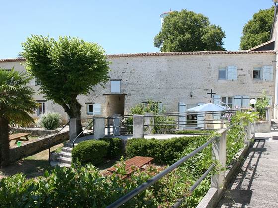 Alambique  façade et jardin