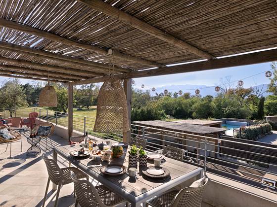 La terrasse offre un joli point de vue sur la résidence et un jolie vue sur la montagne environnante , idéale pour déjeuner et prendre l'apéritif.