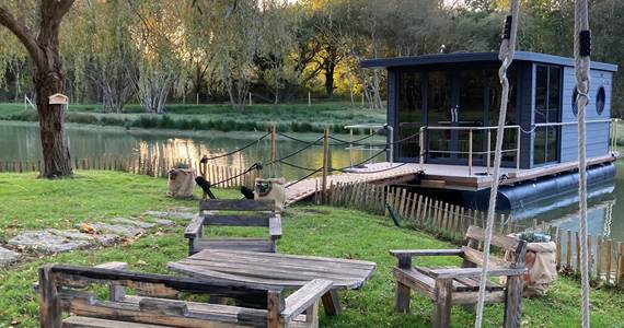 House boat Ecolodge Carles Ashton.JPG