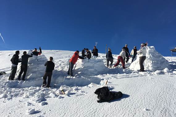 1 heure de construction les igloos prennent forme