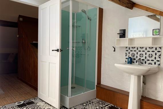 Photo de la salle de bain de la Chambre Champagne - Chambres d'hôtes La Grange Richard à Dinsac