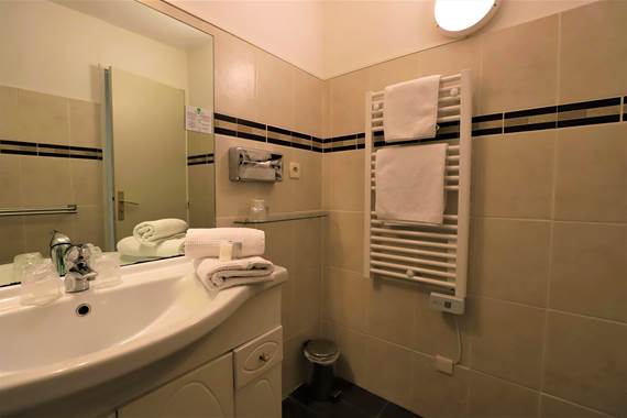 Salle de bain avec douche ou douche sur baignoire