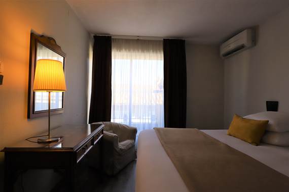 Chambre avec grand lit et balcon